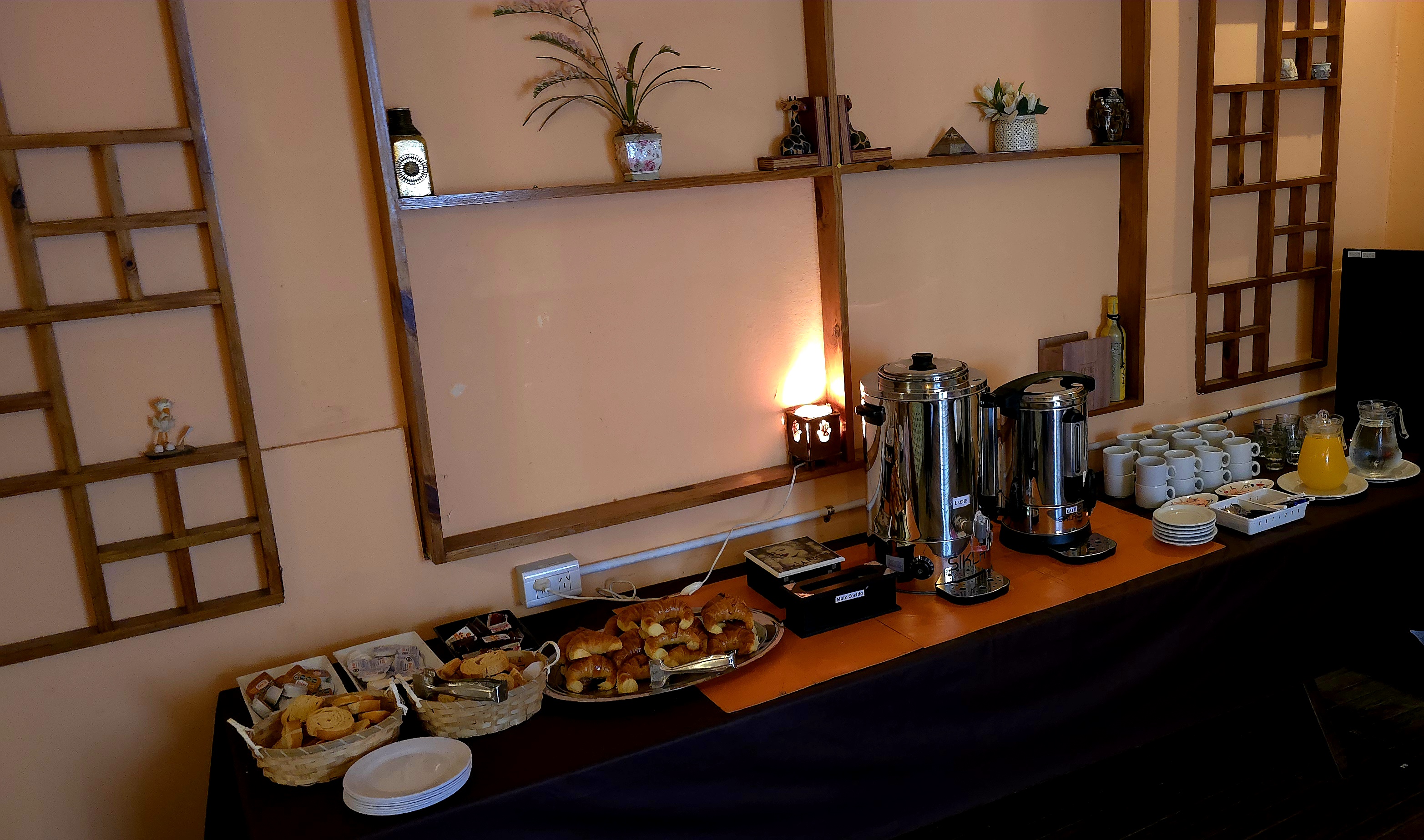 Vista amplia del buffet de desayuno