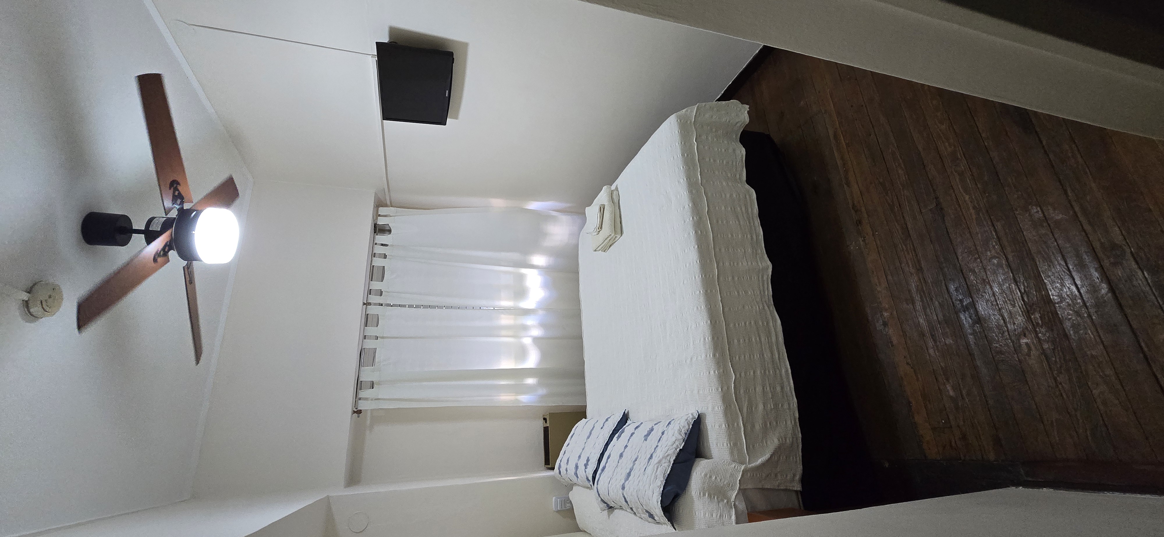 Habitación clásica con piso de madera